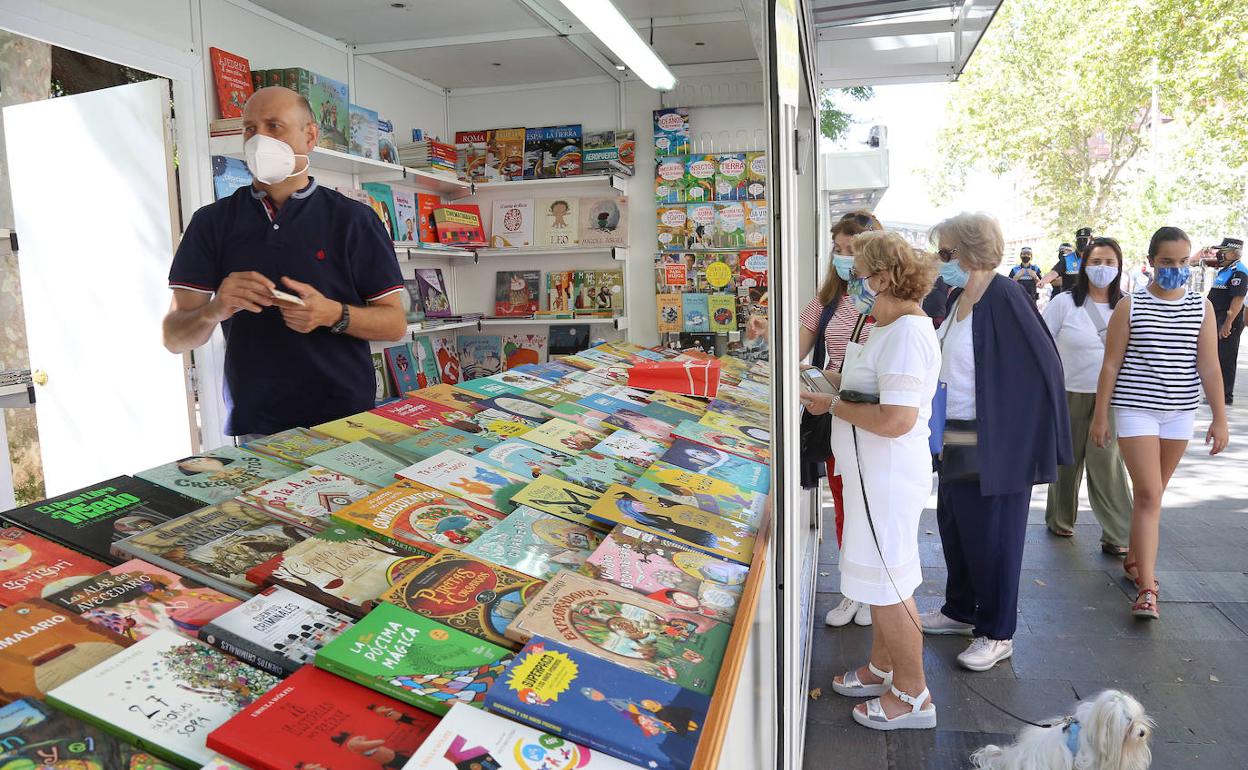 Feria del Libro en el parque del Salón. 