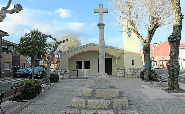 Imagen principal - Arriba, ermita de Jesús Nazareno; abajo, calvario de la iglesia de San Juan y talla de San Sebastián. .