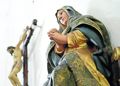 Imagen secundaria 1 - Arriba, ermita de Jesús Nazareno; abajo, calvario de la iglesia de San Juan y talla de San Sebastián. .