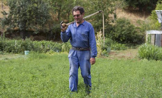 El ganadero Juan Antonio Vega, en su huerta en Domez de Alba.