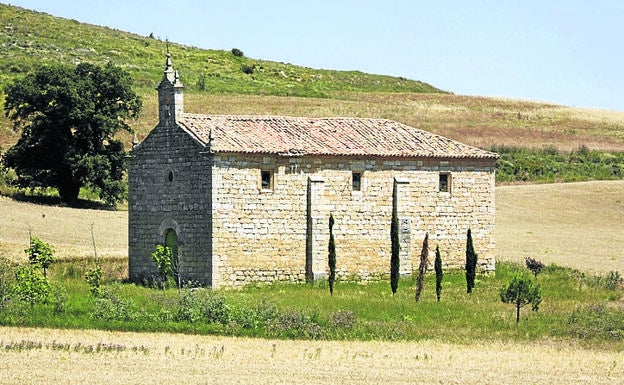 Imagen principal - Arriba, ermita de la Virgen de Valderroblejo; debajo, imagen para sacar en andas de Santa Eufemia conservada en la iglesia de su nombre y zona de las bodegas, en la parte alta de la localidad 