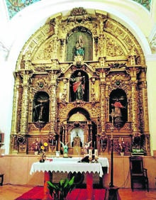 Imagen secundaria 2 - Arriba, fachada del edificio del Ayuntamiento, levantado en el siglo XX; abajo, escrito a la puerta del pósito de Villaguillo e interior de la iglesia de San Pedro con detalle del retablo del altar mayor.