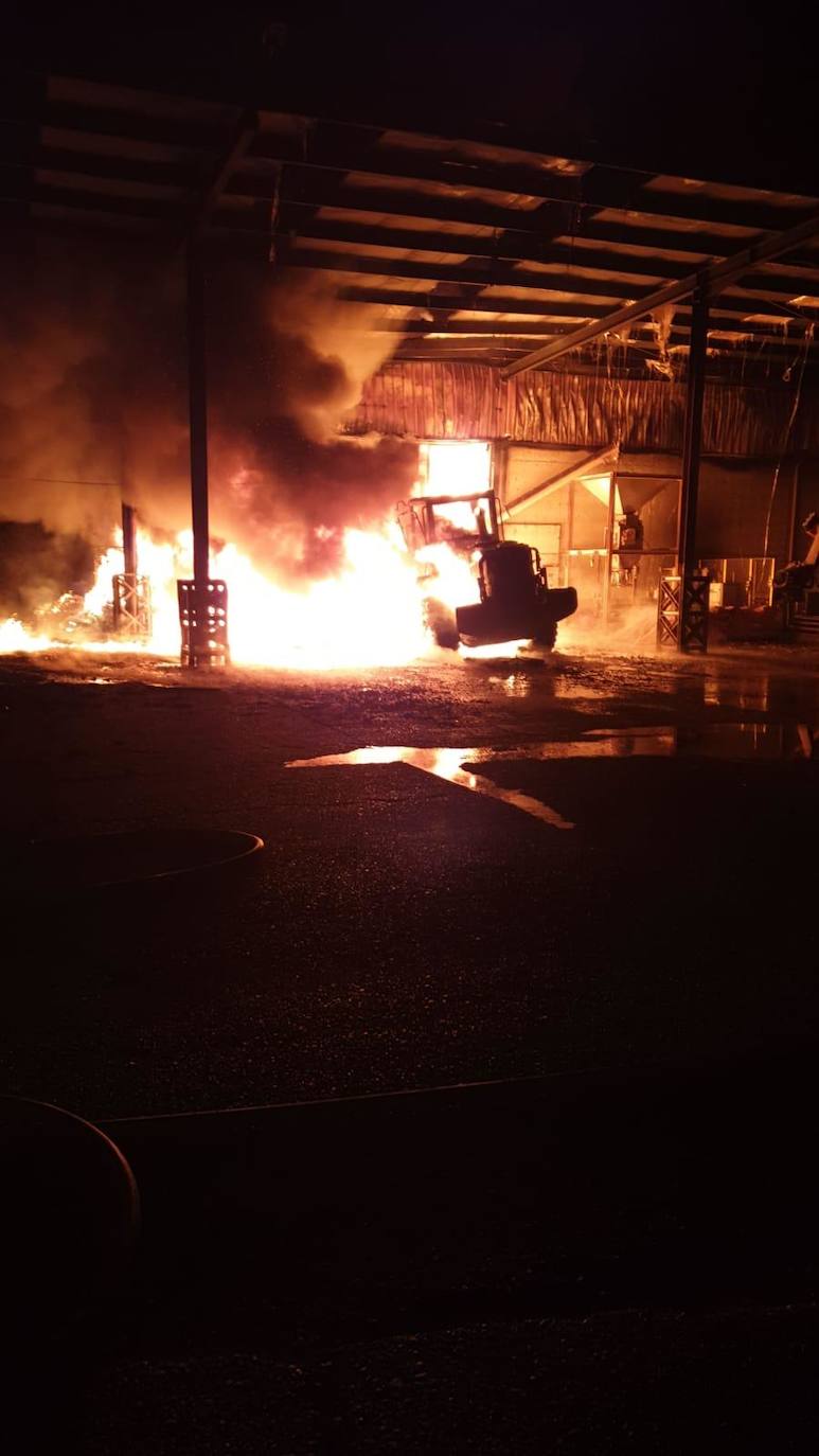 Incendio en la cooperativa Cobadu en Zamora. 