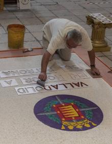 Imagen secundaria 2 - Los trabajos de montaje de la alfombra. 