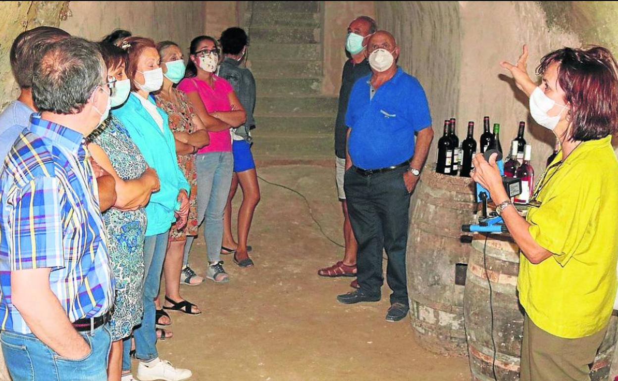 La guía Julia López, de Turismo Cerrato, explica el interior de una de las bodegas.