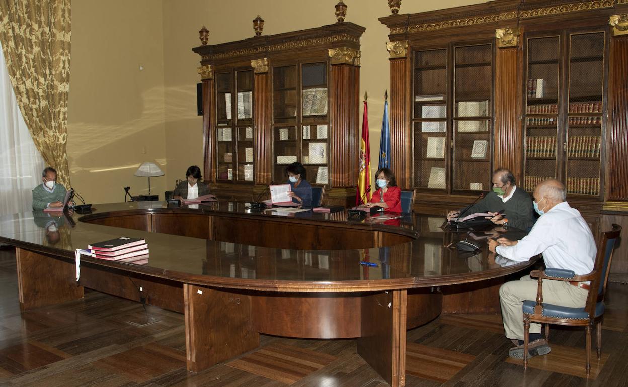 Cinco de los hermanos Delibes, con la directora de la Biblioteca Nacional, Ana Santos.