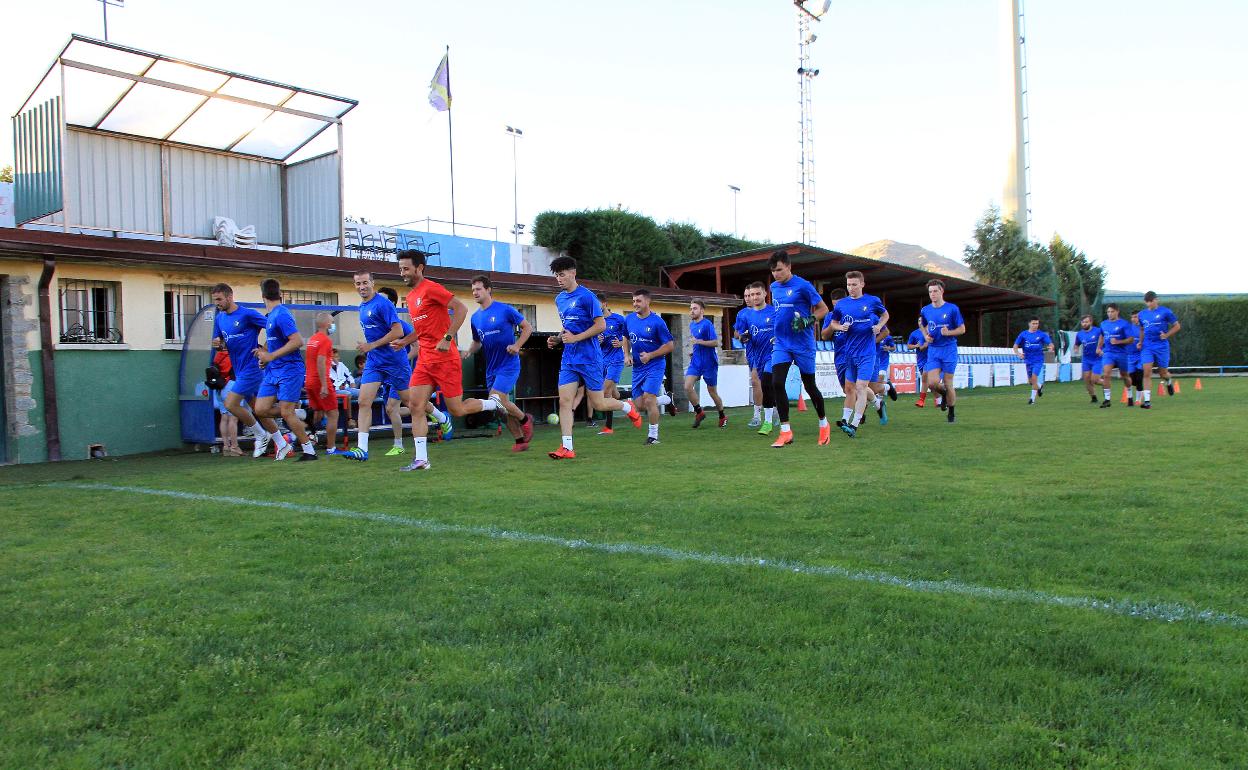 Jugadores del CD La Granja realizan las primeras carreras en el campo de El Hospital.