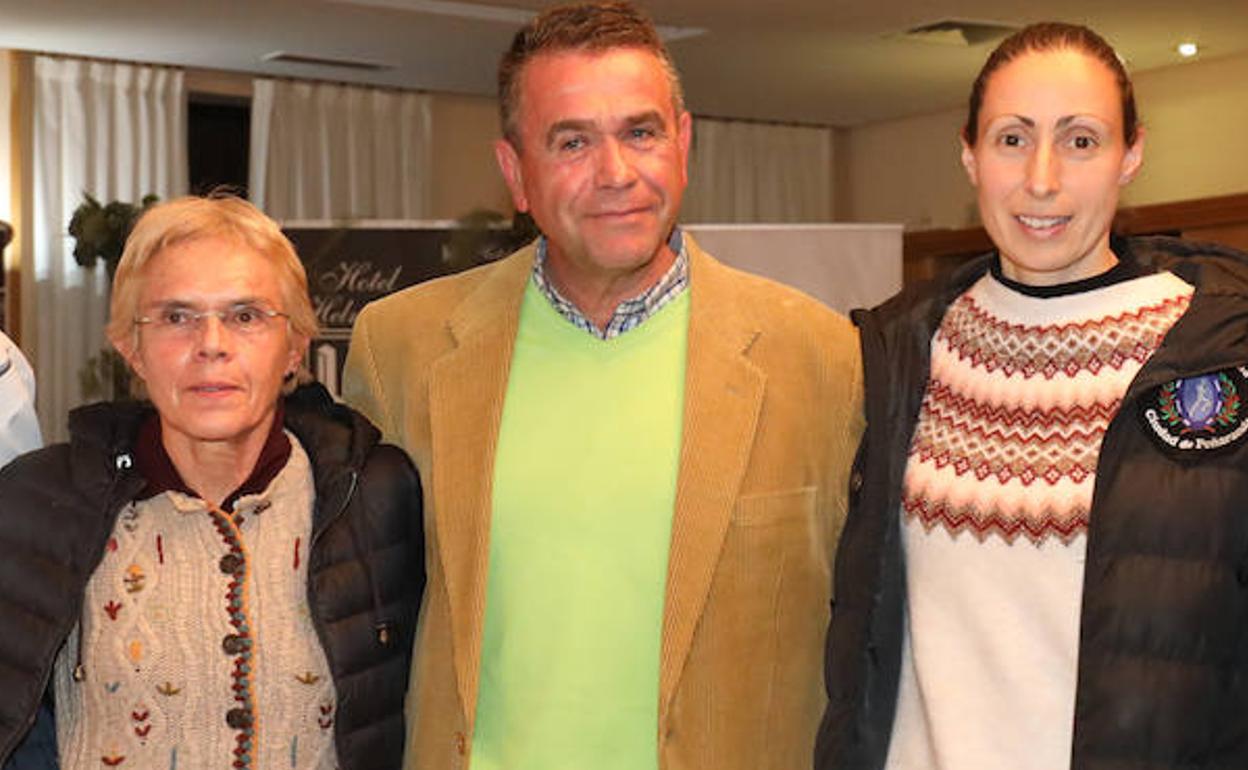 Pachi García, junto a las exatletas y entrenadoras Rosa Colorado y Pilar García.