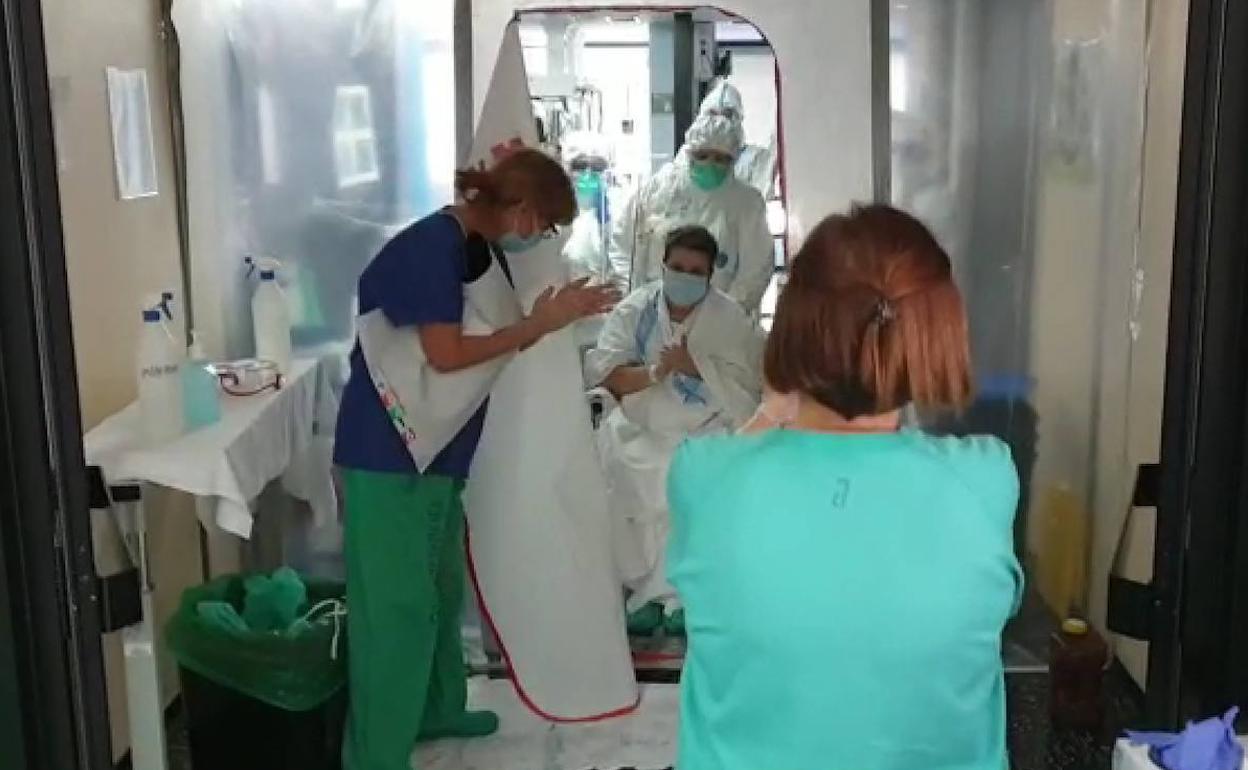 La enfermera Belén Mato, en el momento de abandonar la UCI en el Hospital del Bierzo. 