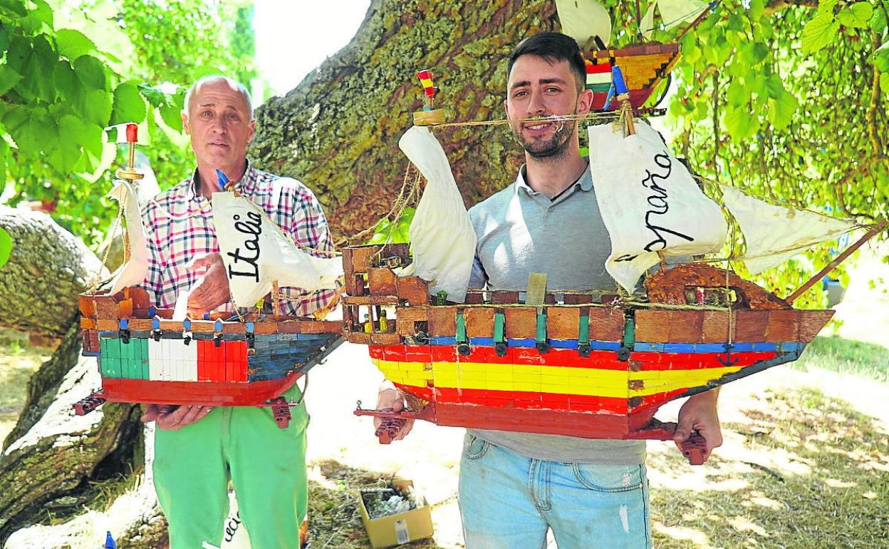 Ángel Rodríguez y su hijo Sergio muestran dos de las maquetas.