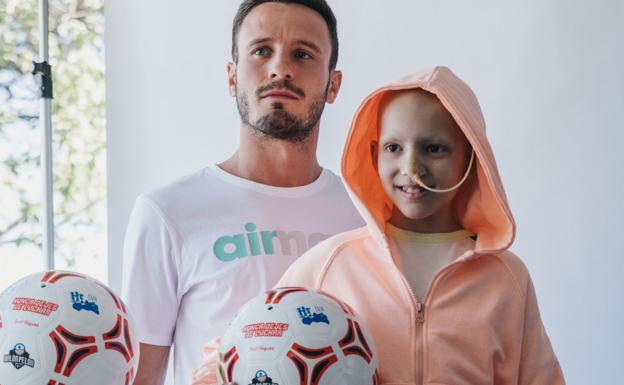 Saúl, jugador del Atlético de Madrid, junto a María Caamaño. 