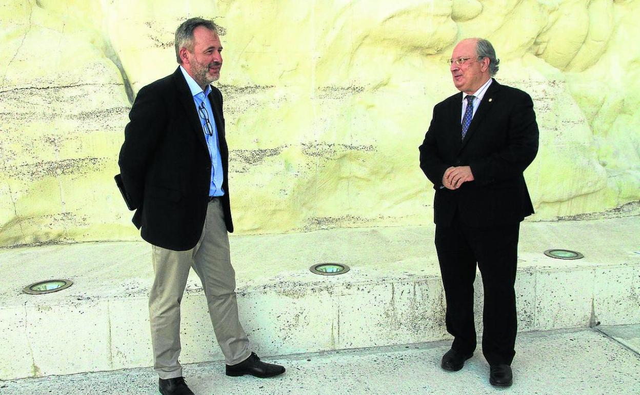 Ángel Ortiz (a la izquierda) y Enrique Cabero charlan minutos antes del debate, ayer en Segovia. 