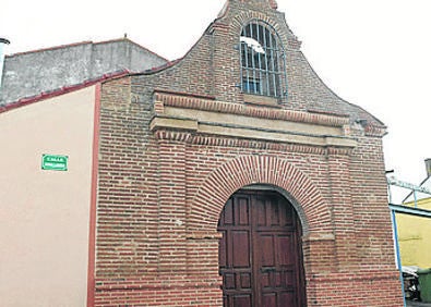 Imagen secundaria 1 - Arriba, casa Consistorial; debajo a la derecha ermita y a su lado, iglesia de San Pelayo. 