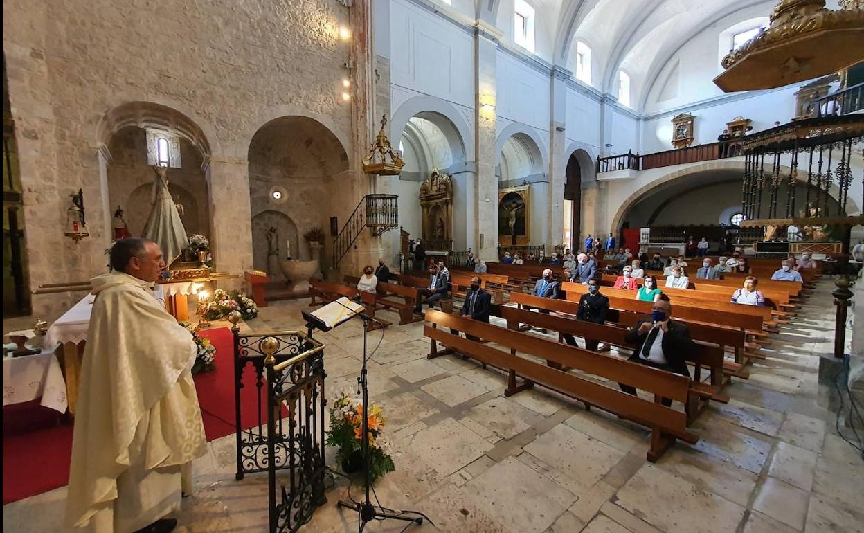 Aspecto general que presentaba la iglesia de Santa María de Tordesillas durante la misa.