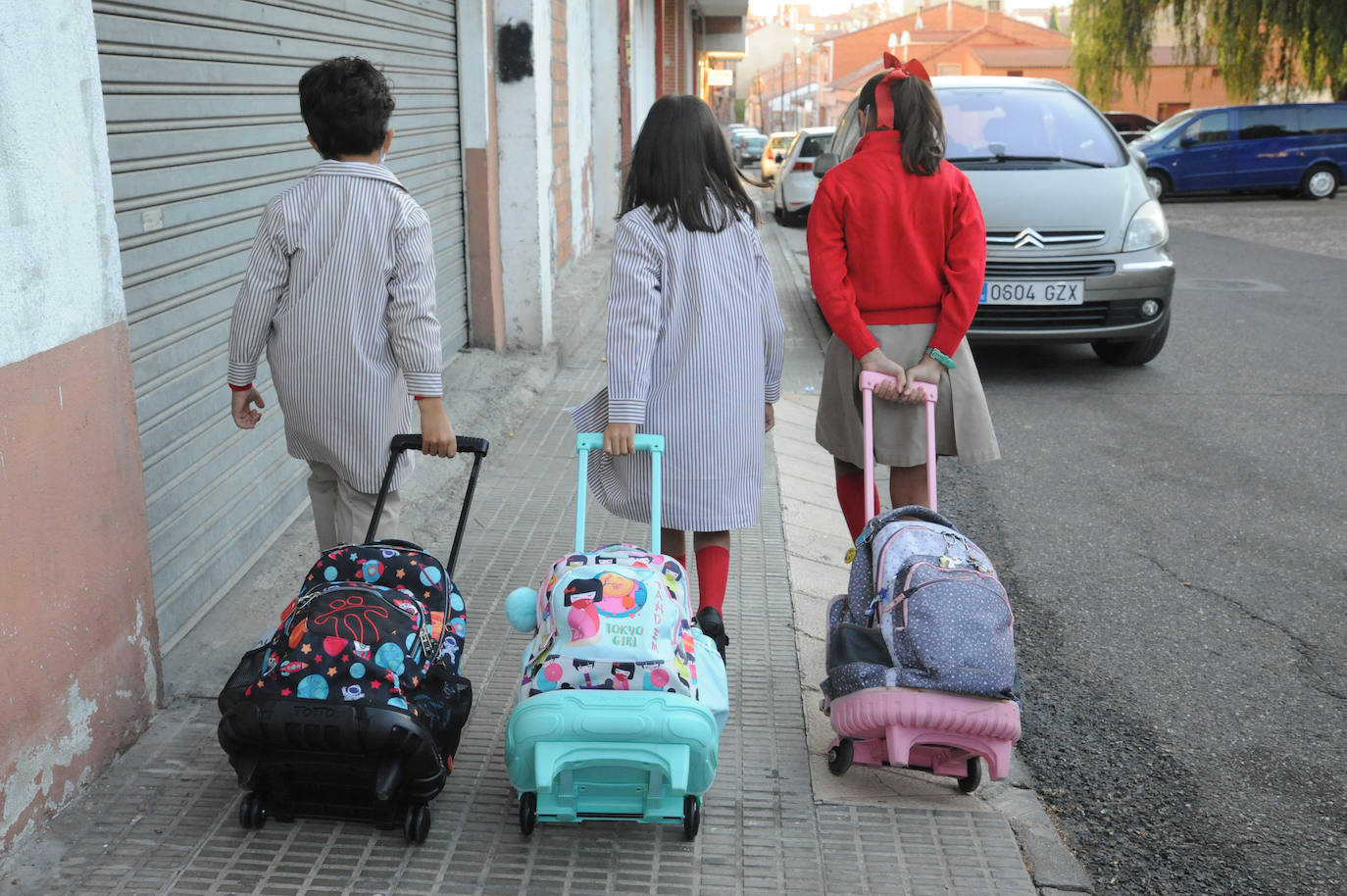 Niños camino del colegio en Medina del Campo. 