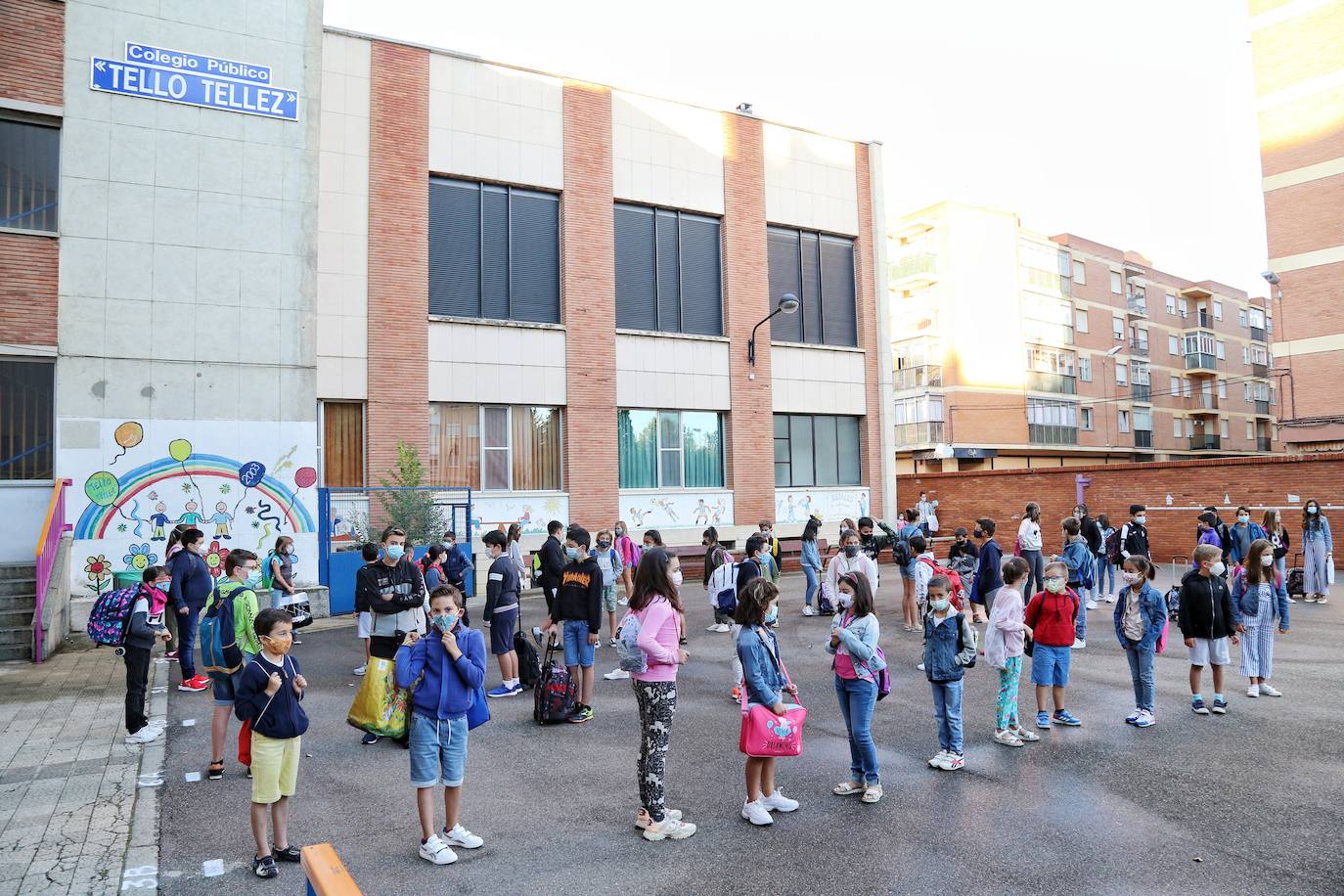 Las imágenes de los colegios Tello Téllez, Modesto Lafuente, La Salle o Angelinas ofrecen una muestra de que las entradas escalonadas y organizadas han marcado la apertura del curso.