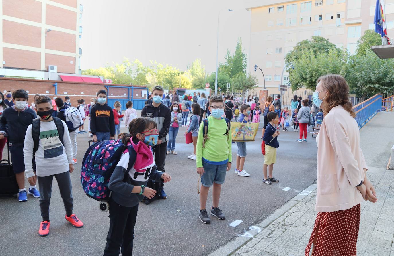 Las imágenes de los colegios Tello Téllez, Modesto Lafuente, La Salle o Angelinas ofrecen una muestra de que las entradas escalonadas y organizadas han marcado la apertura del curso.