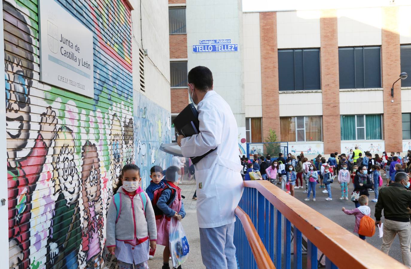 Las imágenes de los colegios Tello Téllez, Modesto Lafuente, La Salle o Angelinas ofrecen una muestra de que las entradas escalonadas y organizadas han marcado la apertura del curso.