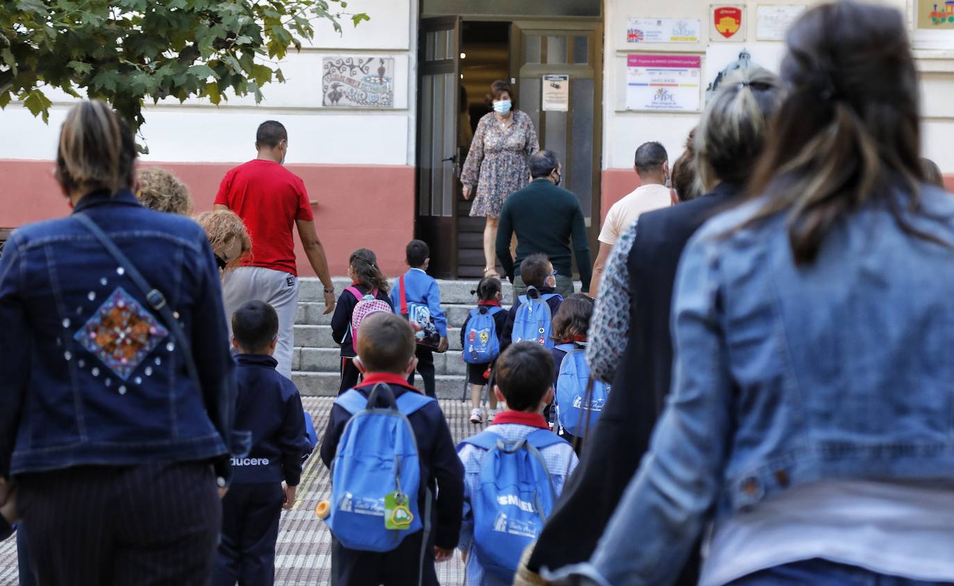 Las imágenes de los colegios Tello Téllez, Modesto Lafuente, La Salle o Angelinas ofrecen una muestra de que las entradas escalonadas y organizadas han marcado la apertura del curso.