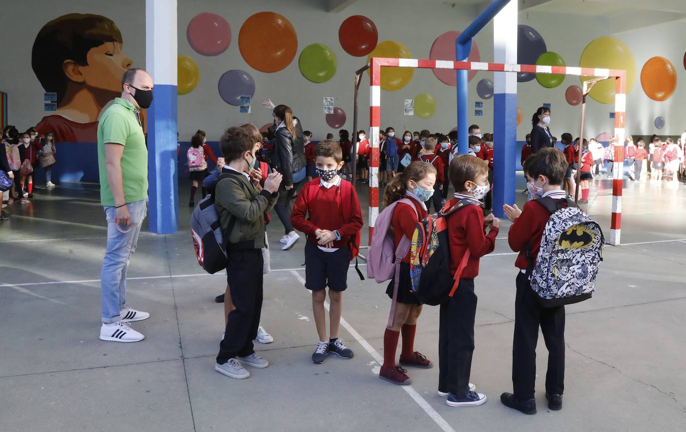 Las imágenes de los colegios Tello Téllez, Modesto Lafuente, La Salle o Angelinas ofrecen una muestra de que las entradas escalonadas y organizadas han marcado la apertura del curso.