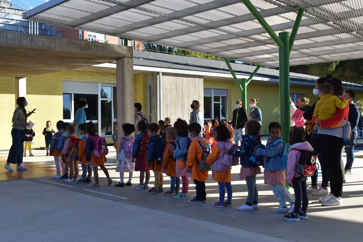 Filas en el patio del centro Castilla y León de Aguilar.