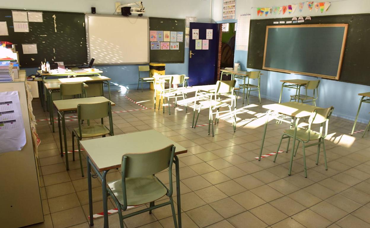 Aula vacía este lunes por la mañana en el colegio Cristóbal Colón. 