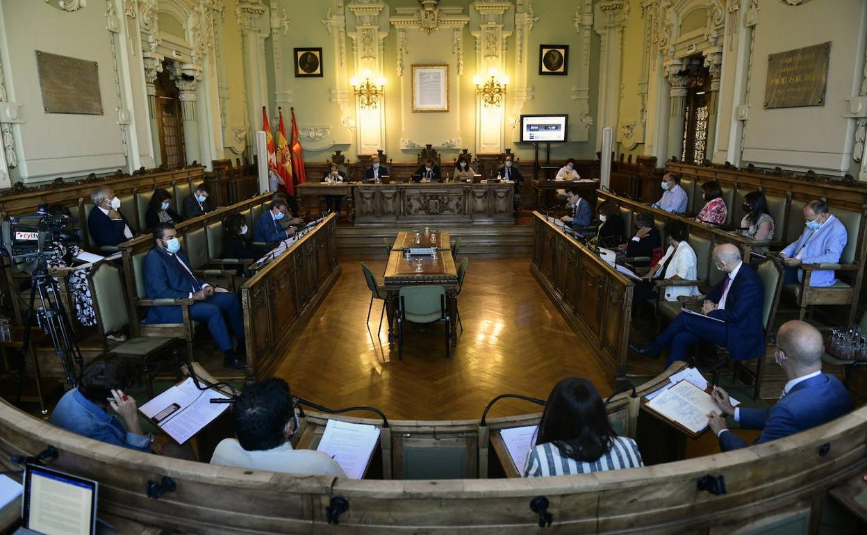 Los concejales del Ayuntamiento de Valladolid siguen el Pleno protegidos con mascarillas y con distancia de seguridad entre ellos.