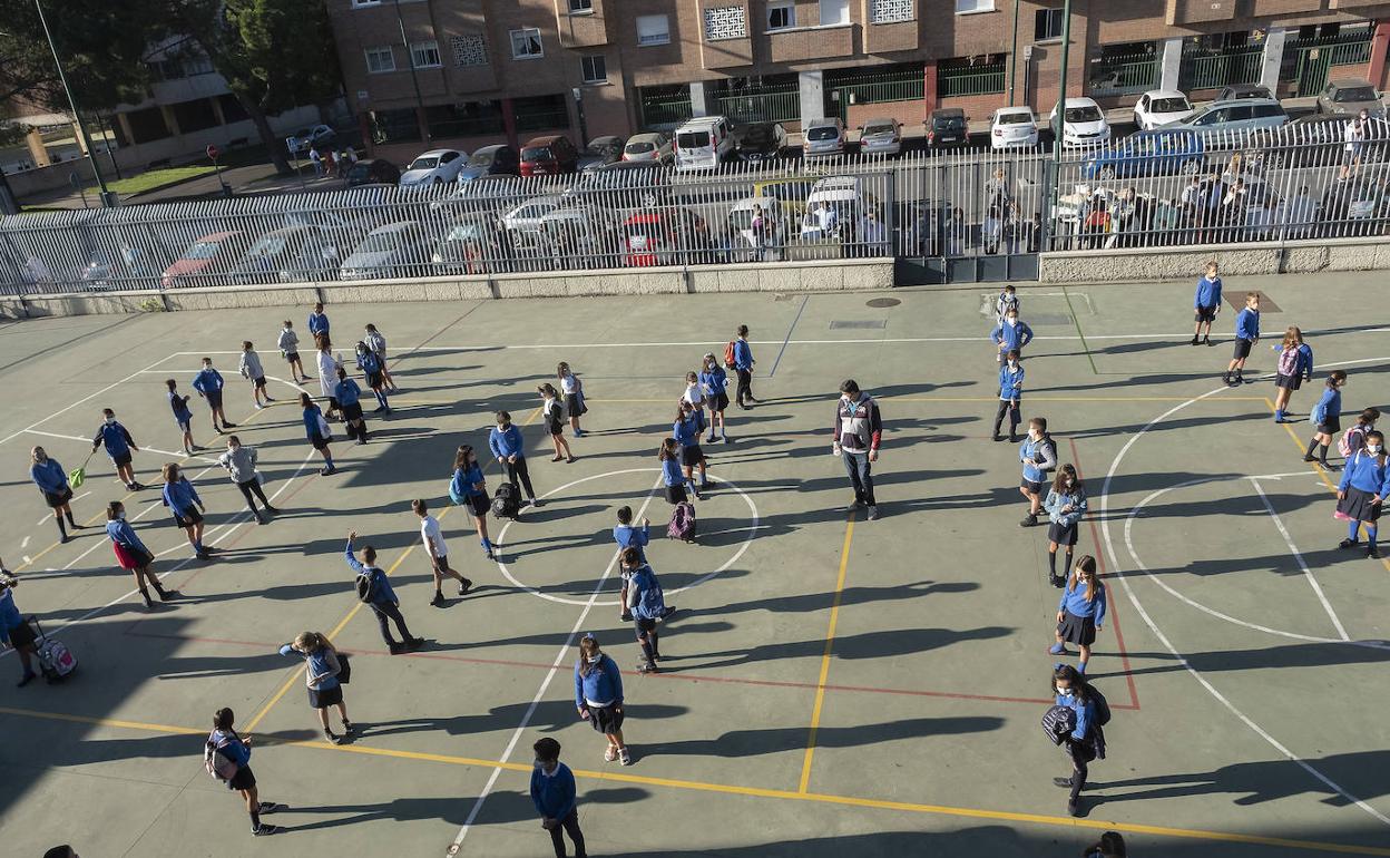 Alumnos del colegio Maristas forman fila en el patio, con la distancia de seguridad. 