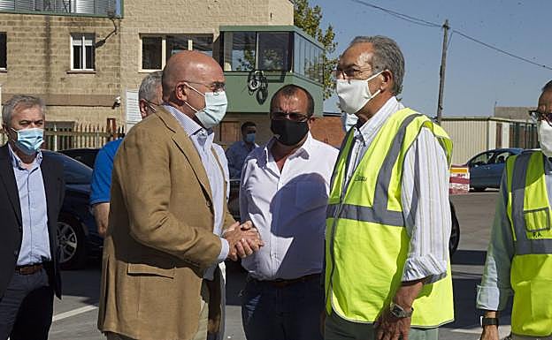 La Junta declarará de urgente actuación la reconstrucción de las naves quemadas de Cobadu