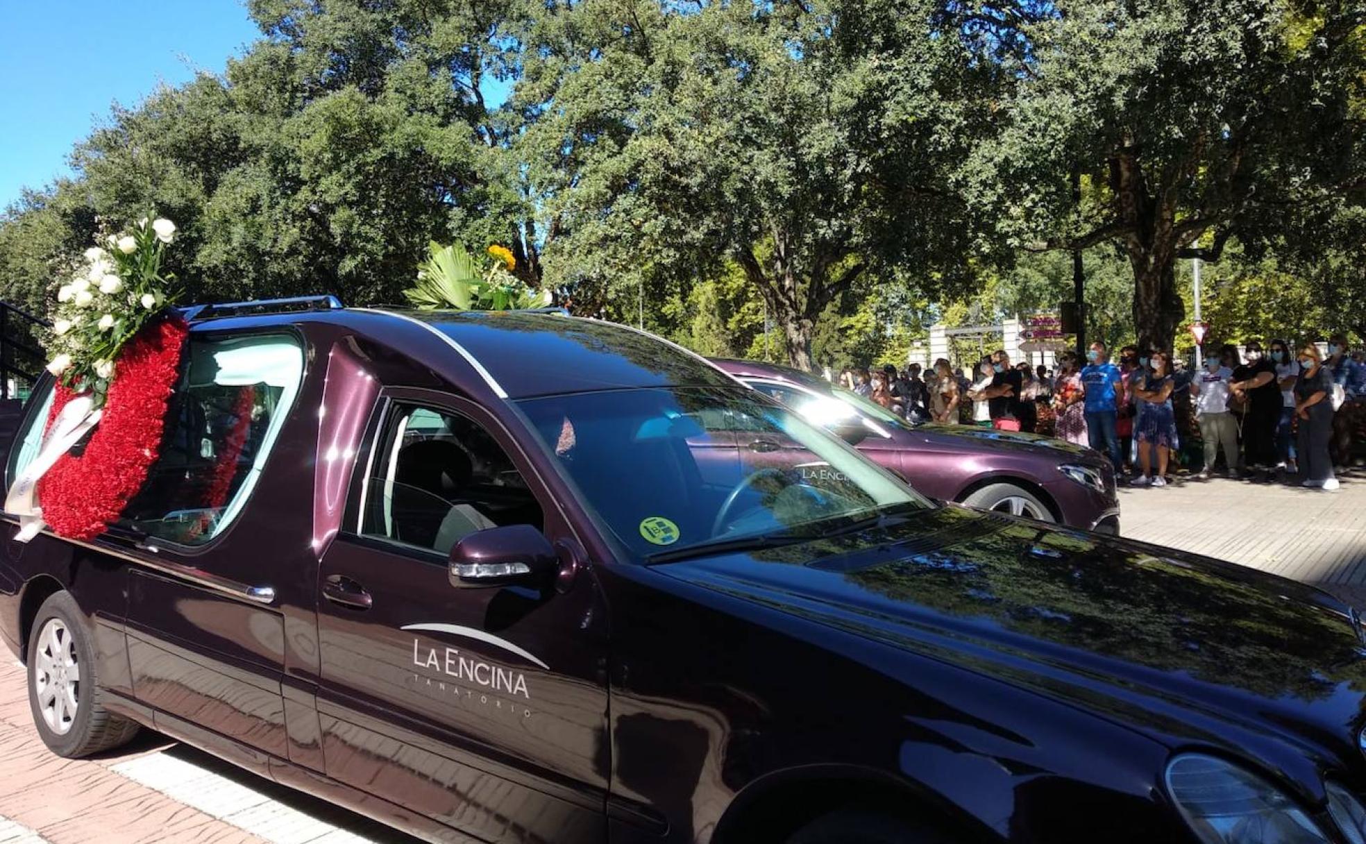 Coche fúnebre en el que se ha trasladado el cuerpo de Belén Mato. 