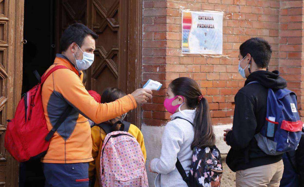 Toma de temperatura a la entrada, esta mañana en el colegio público Modesto Lafuente de Palencia. 