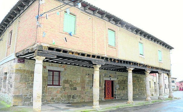 Imagen principal - Arriba, tradicionales viviendas porticadas de la localidad; abajo, pila bautismal del siglo XIII que se conserva en la iglesia de Santa Columba y órgano de finales del siglo XVIII que ha sido restaurado. 
