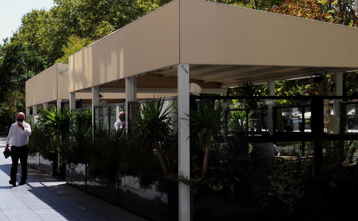 Terraza fija de un bar de la Acera de Recoletos de Valladolid.