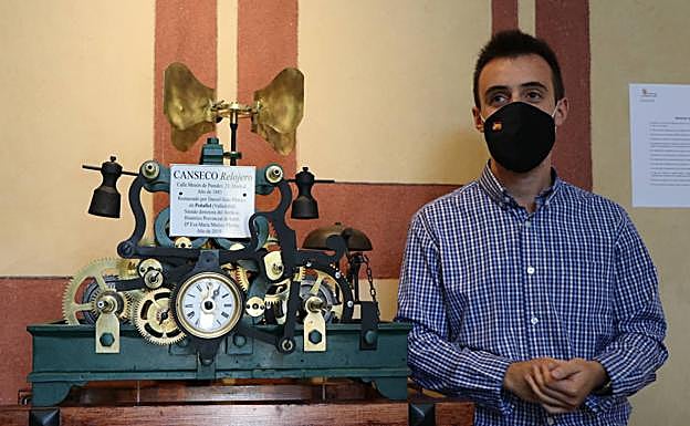 Galería. El reloj junto a su restaurador.