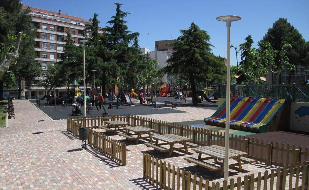 Zona de juegos infantiles en el parque de La Alamedilla. 