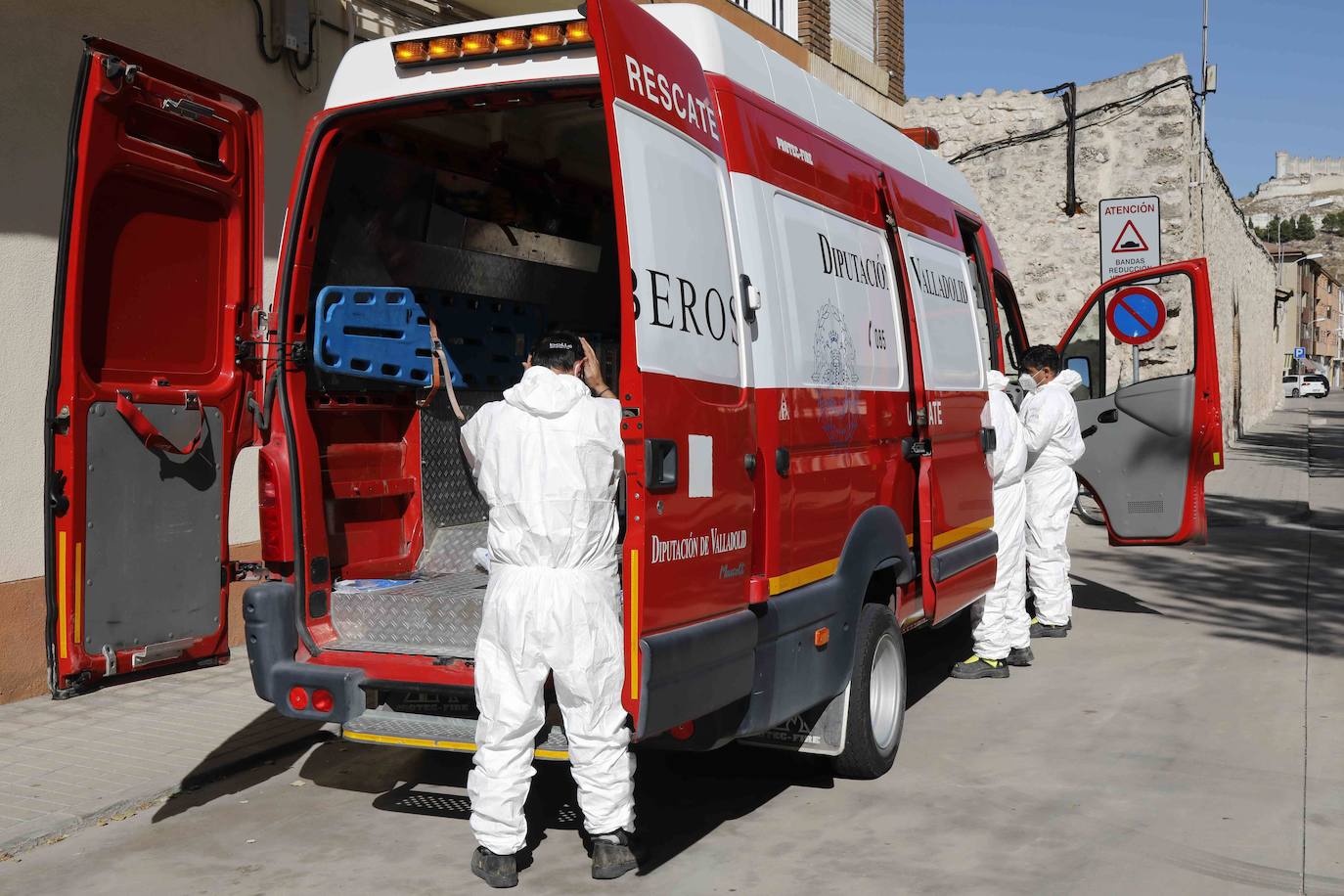 Los Bomberos entrando a desinfectar escuela infantil municipal de Peñafiel. 