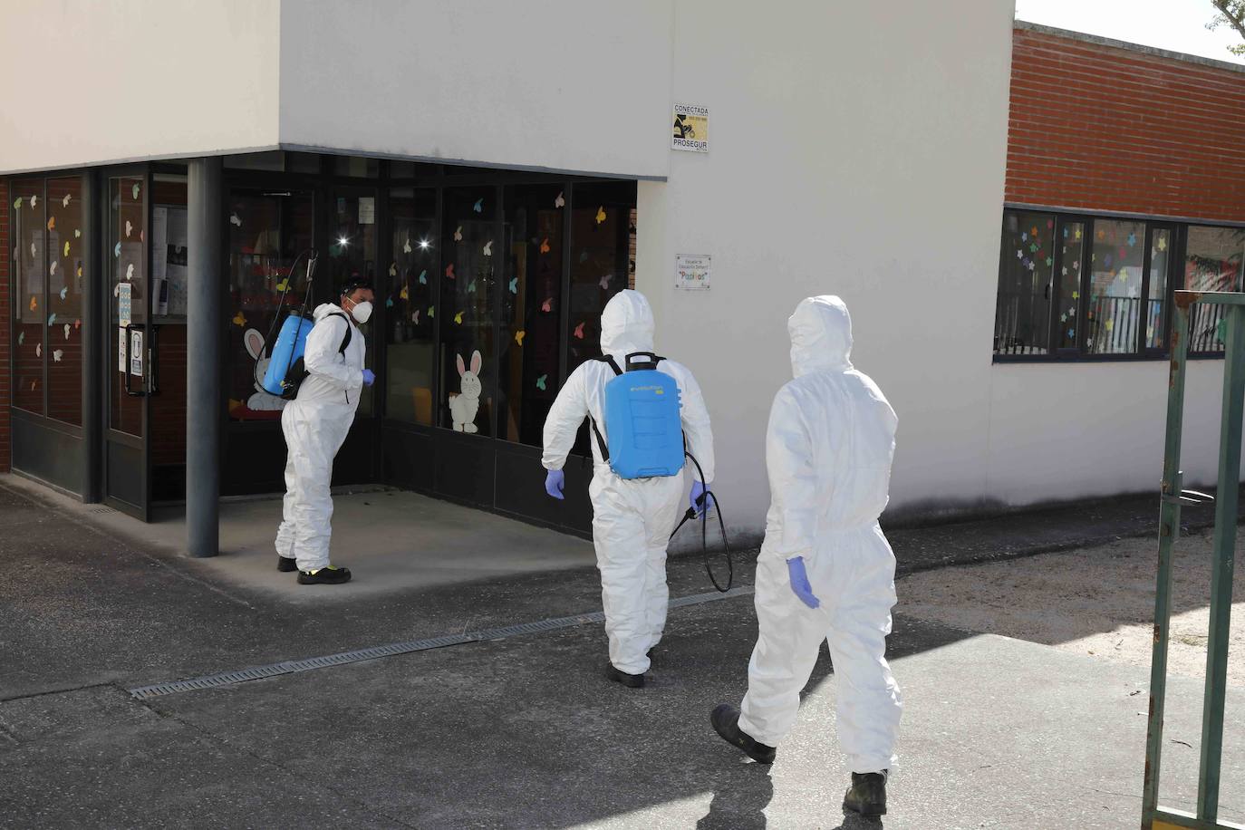 Los Bomberos entrando a desinfectar escuela infantil municipal de Peñafiel. 