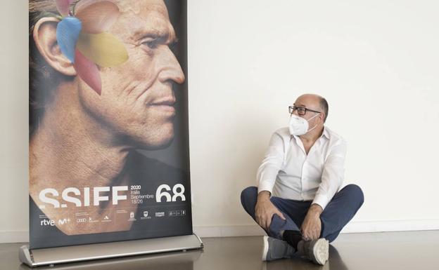 José Luis Rebordinos junto al cartel de esta 68 edición, para el que ha prestado su imagen el actor Willem Dafoe.