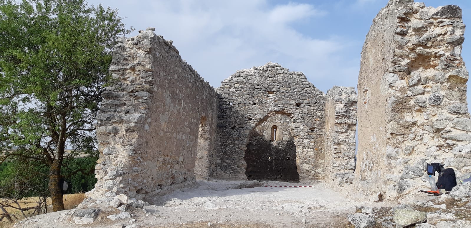 Los restos de la ermita se alzan a apenas unos centenares de metros del pueblo burgalés.