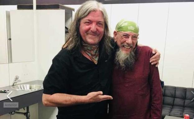 Boni y El Drogas se reconcilian tras años sin hablarse en el camerino de Rosendo durante el concierto de su gira de despedida en Pamplona.