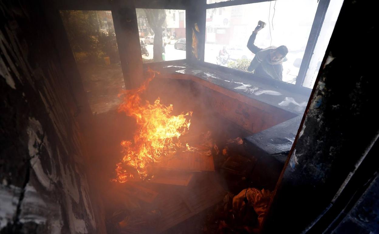 Incendio de una comisaría de la Policía en Bogotá.