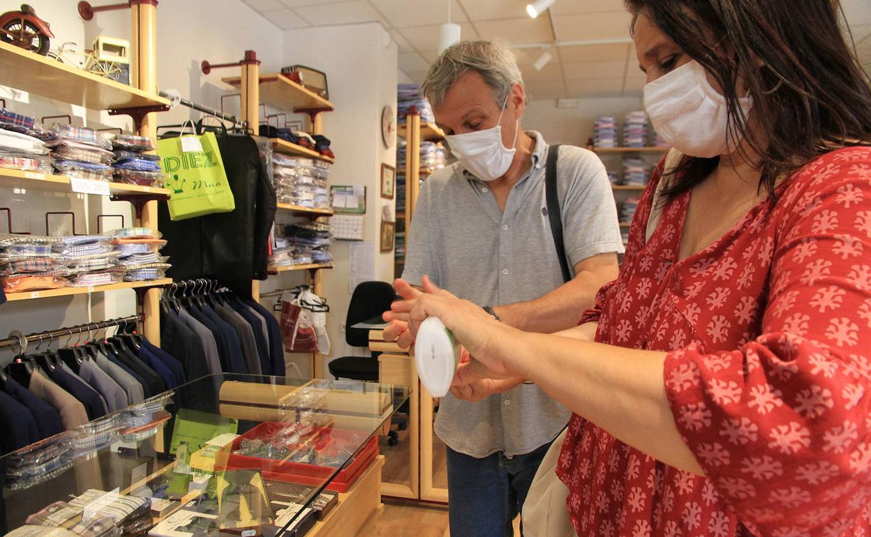 Limpieza de manos en un comercio de la capital. 