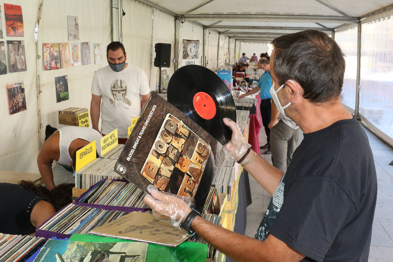 Un visitante mira los discos de uno de los expositores de la feria.