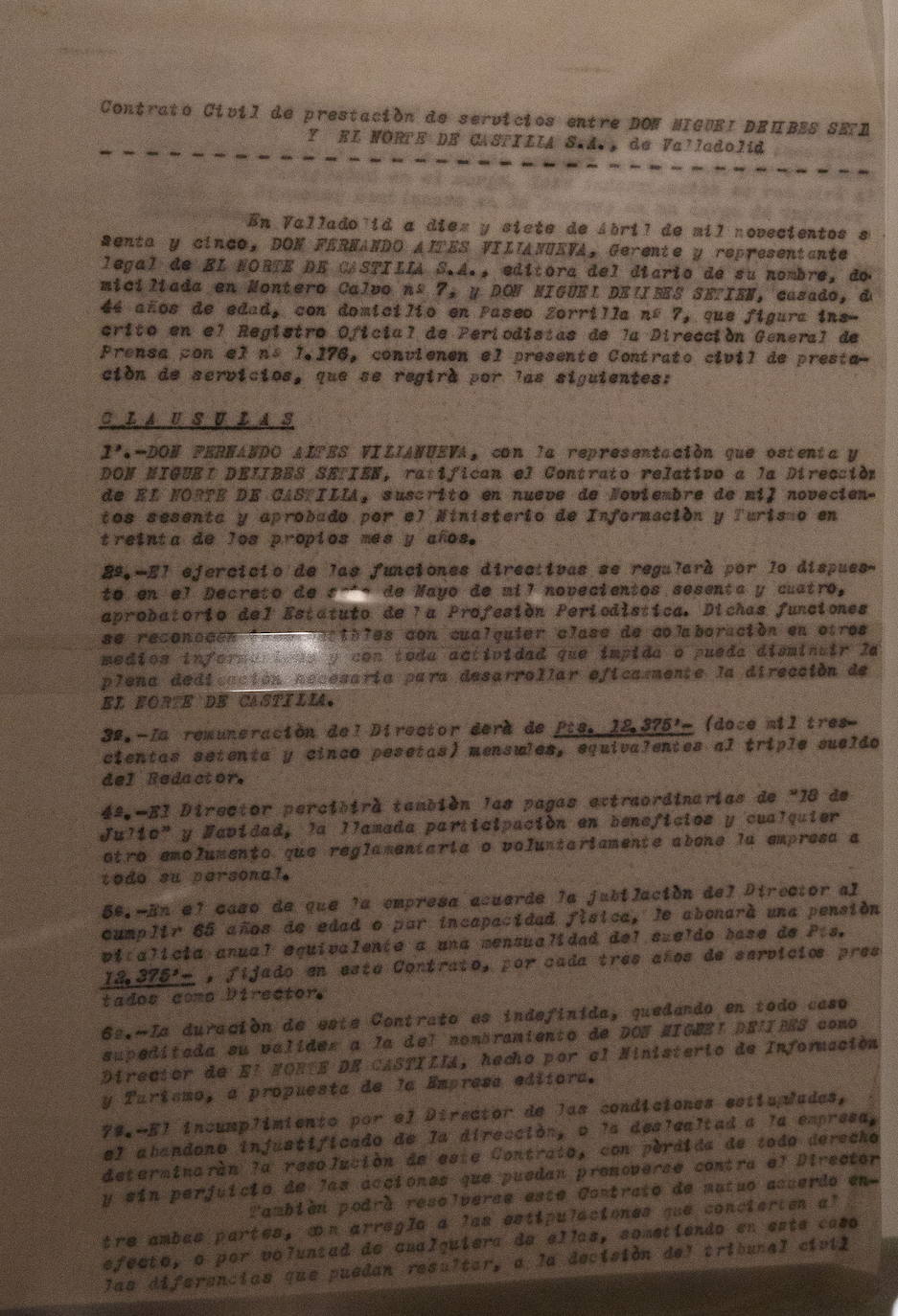 La Biblioteca Nacional inaugura este jueves la gran muestra sobre el novelista y periodista vallisoletano Miguel Delibes, con motivo del centenario de su nacimiento.