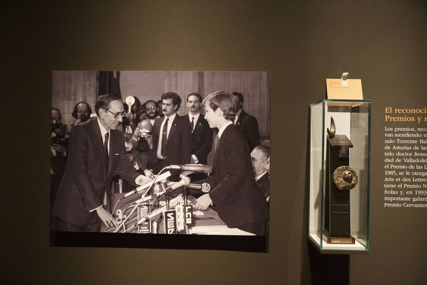 La Biblioteca Nacional inaugura este jueves la gran muestra sobre el novelista y periodista vallisoletano Miguel Delibes, con motivo del centenario de su nacimiento.