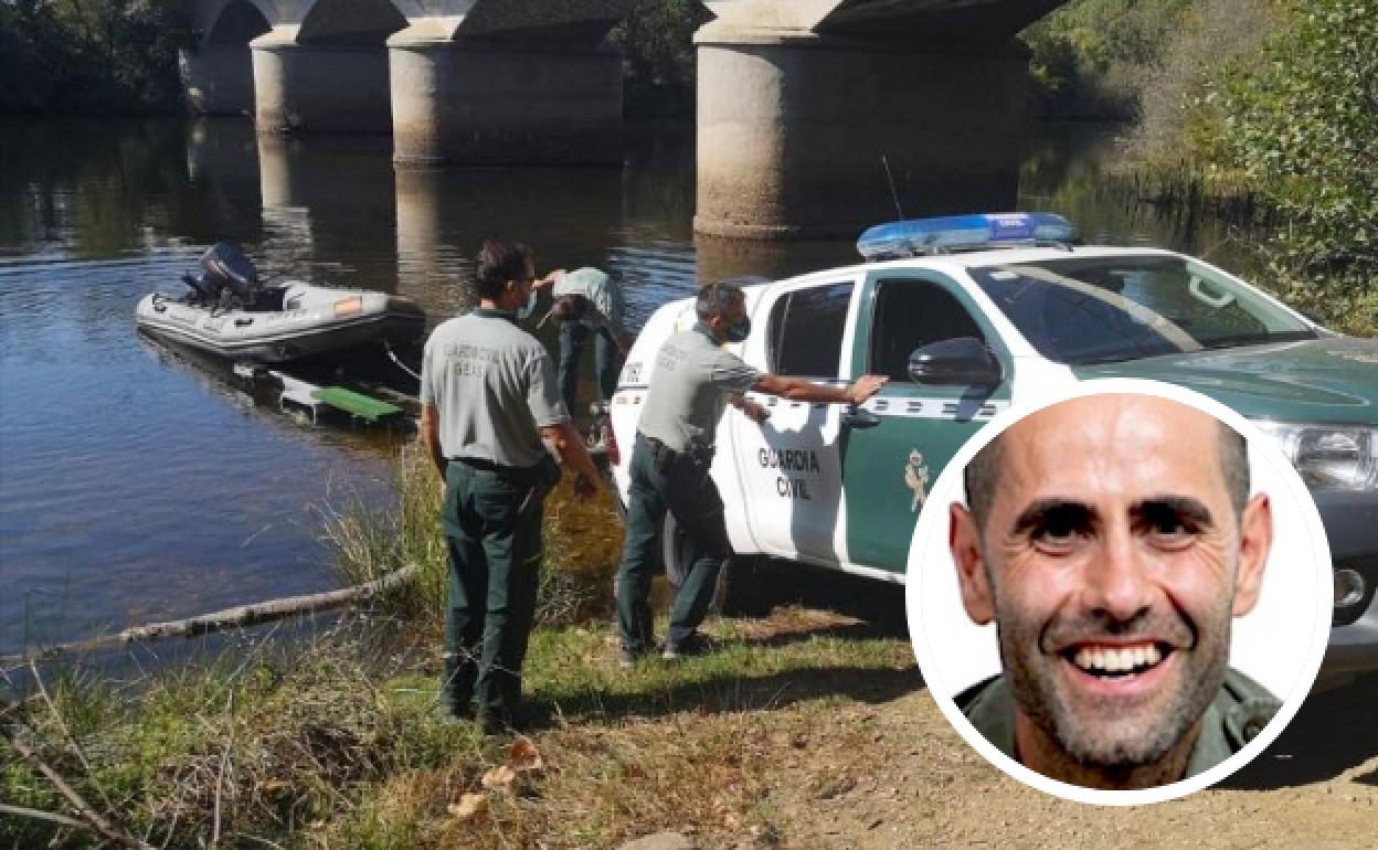 Los agentes trabajan en las labores de búsqueda. A la derecha, el hombre desaparecido.