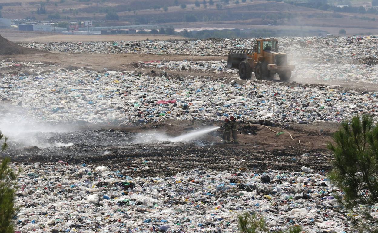 Los bomberos sofocan un incendio en el vertedero de Valladolid, desatado este domingo por la mañana. 