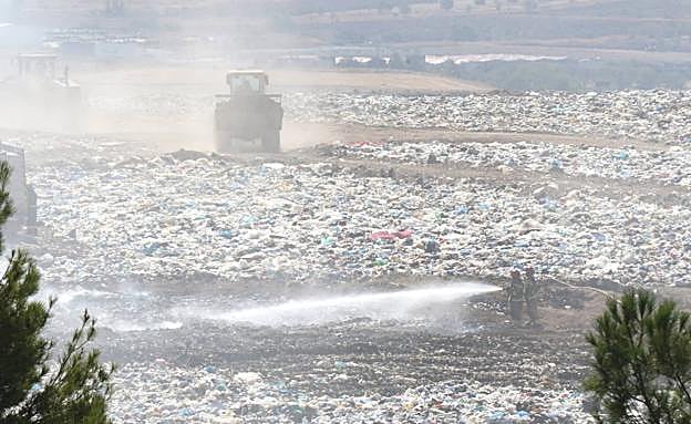 Imagen principal - Incendio en el vertedero de Valladolid, en el término municipal de Villanubla. 