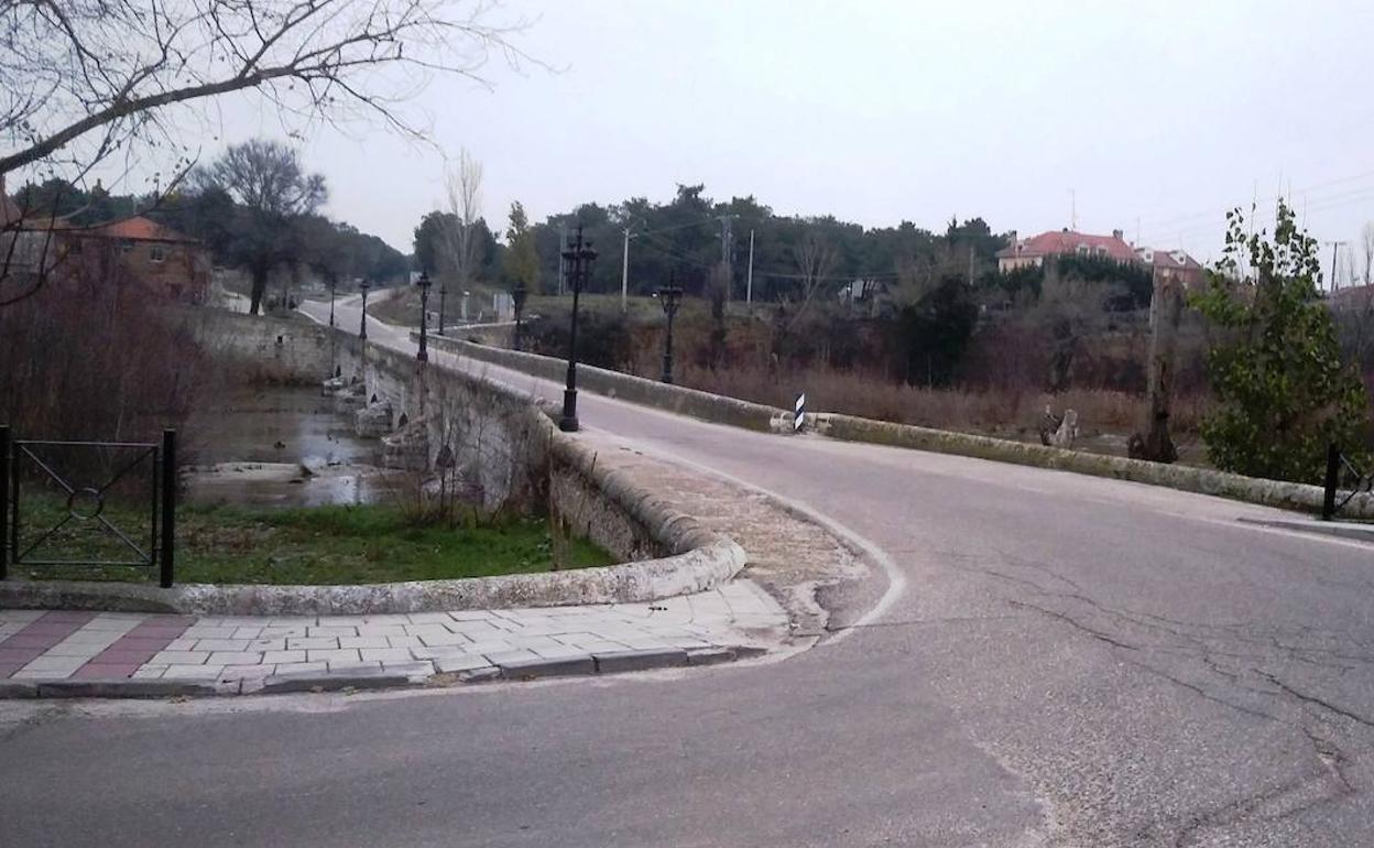 Salida del puente viejo sobre el Cega en Mojados, donde se actuará.