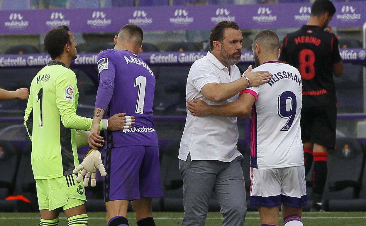 Sergio saluda a Weissman al término del partido. 